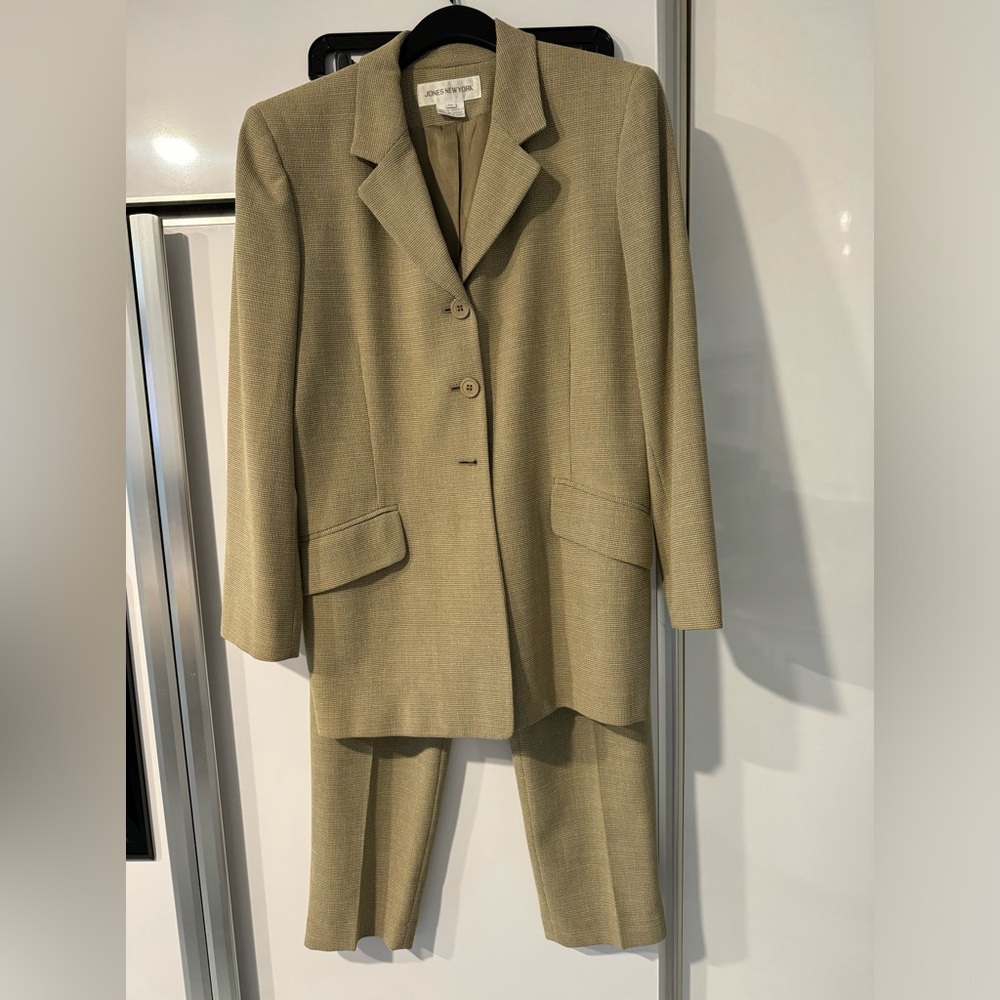 Jones of New York 3 button pantsuit! Slim fitting w/lightly padded shoulders!